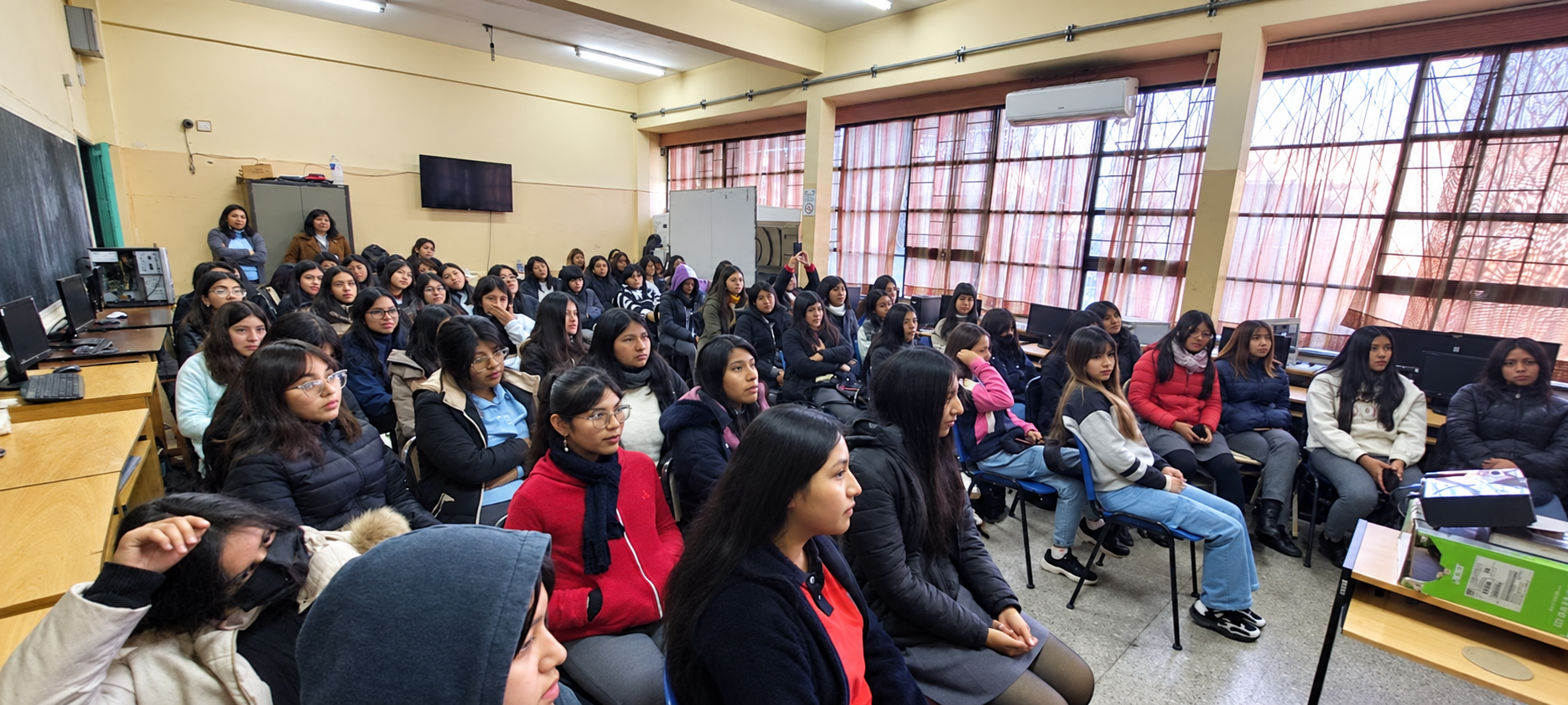 Alumnas sentadas en el aula durante el encuentro Chicas STEM en la escuela técnica de Palpalá